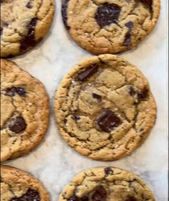 Store cookies med biter av sjokolade